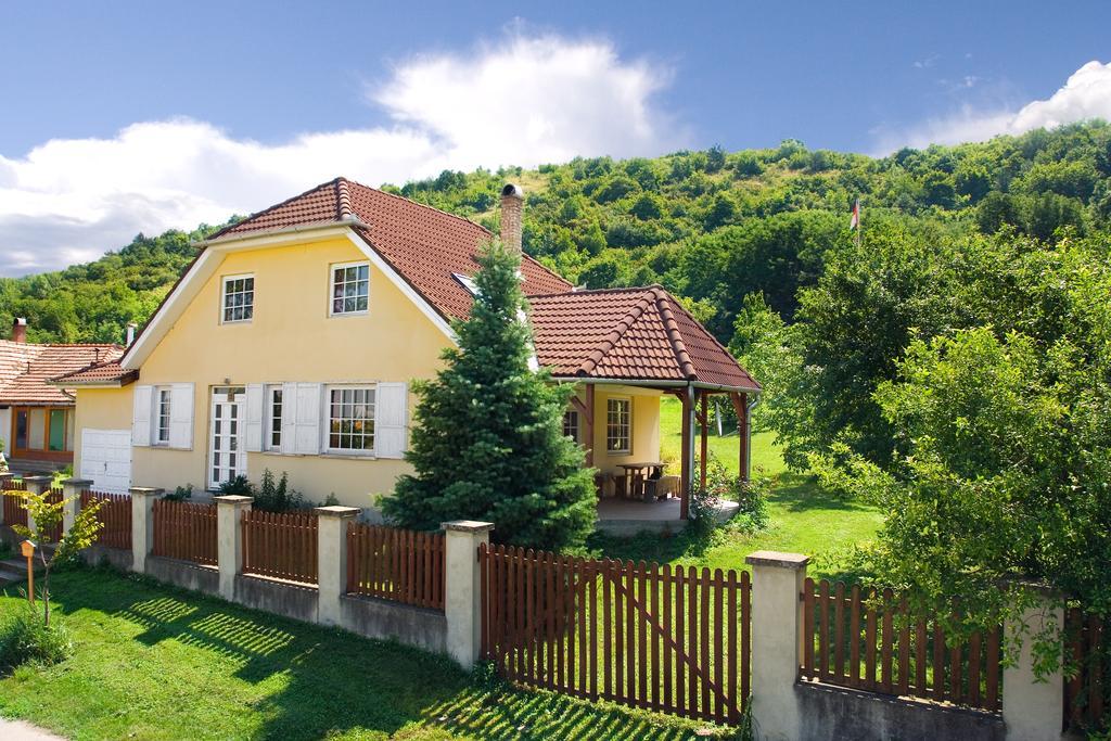 Bábakalács Vila Fony Exterior foto